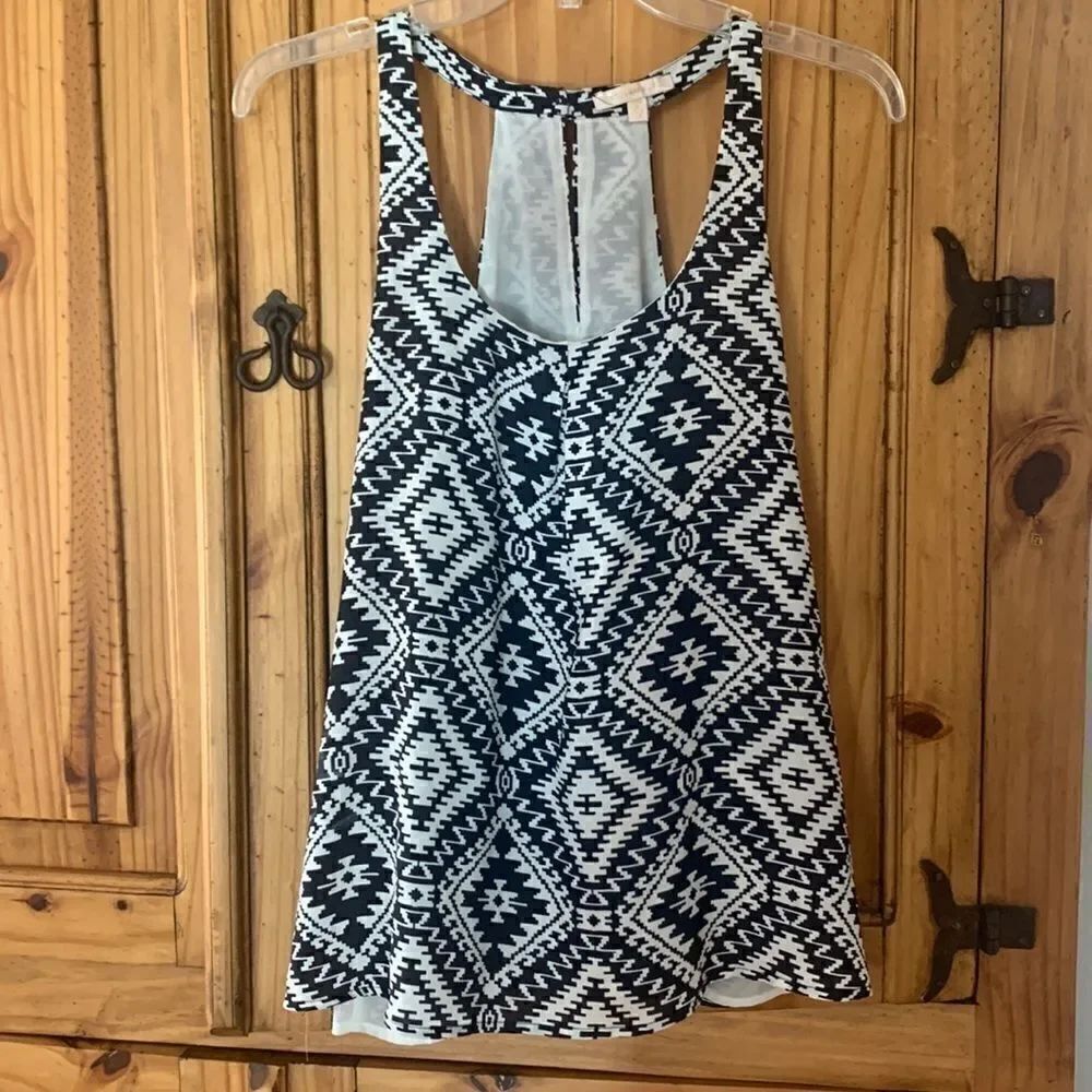 *****5 for $25 SKIES Are Blue Scoop Neck Sleeveless Top